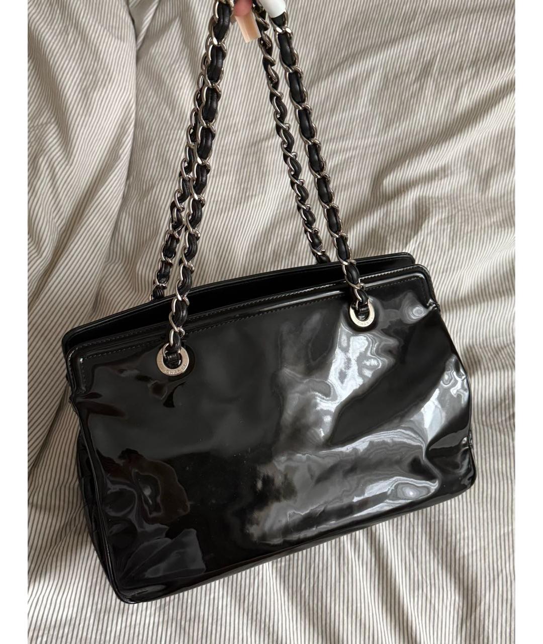 CHANEL Черная сумка через плечо из лакированной кожи, фото 2