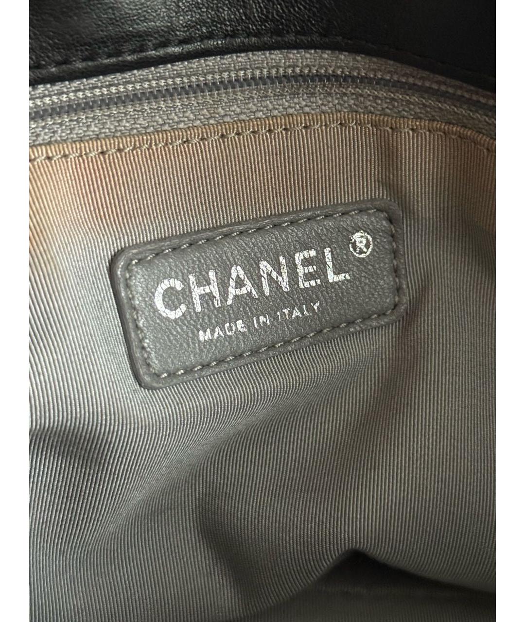 CHANEL Черная сумка через плечо из лакированной кожи, фото 6