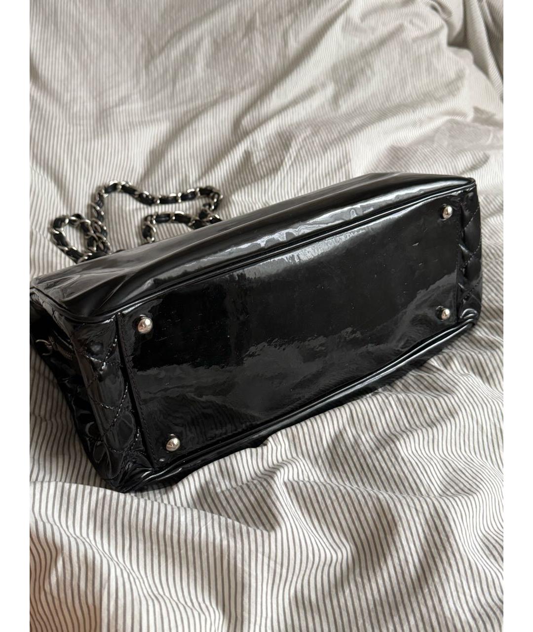 CHANEL Черная сумка через плечо из лакированной кожи, фото 4