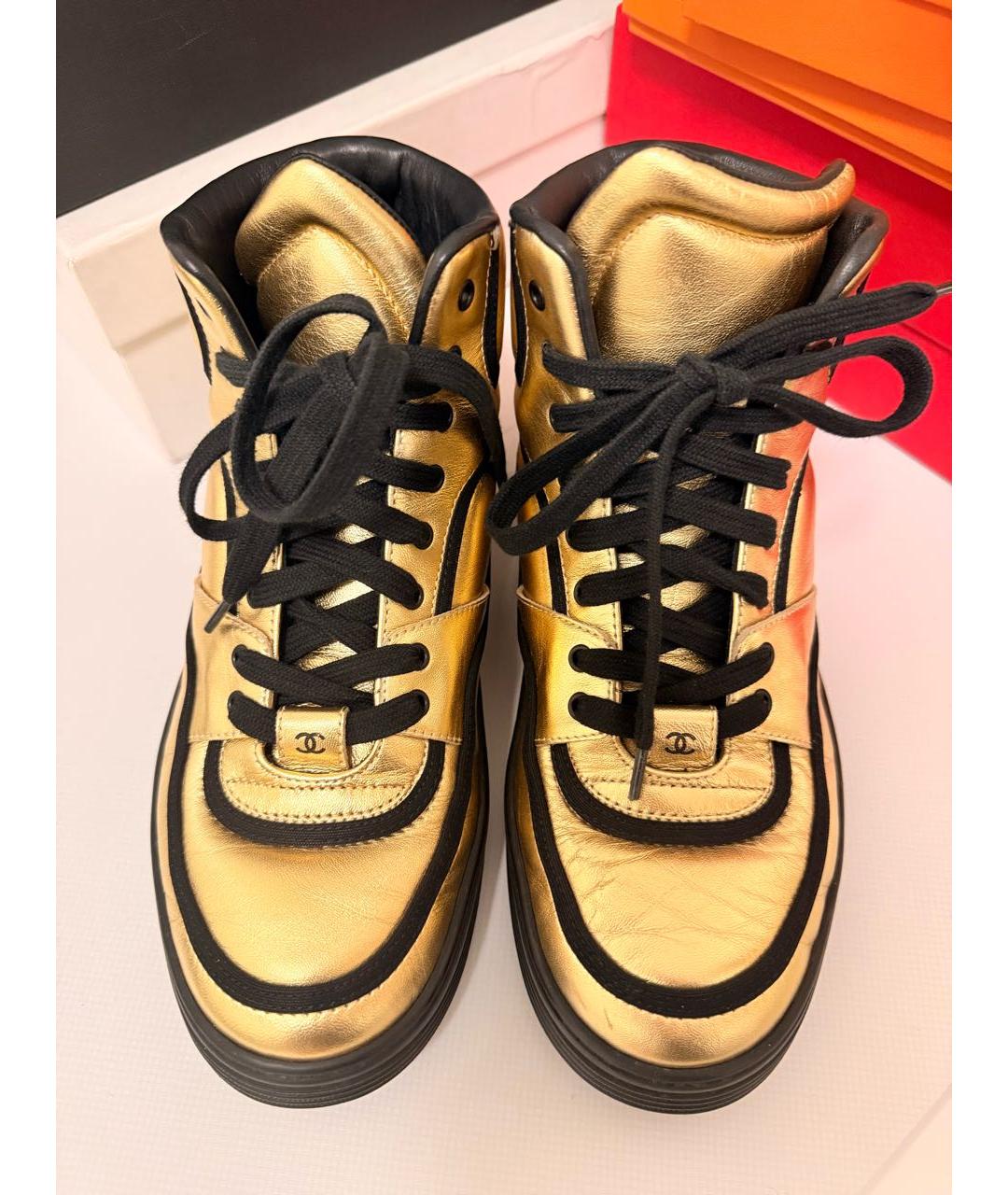 CHANEL Золотые кожаные кроссовки, фото 2