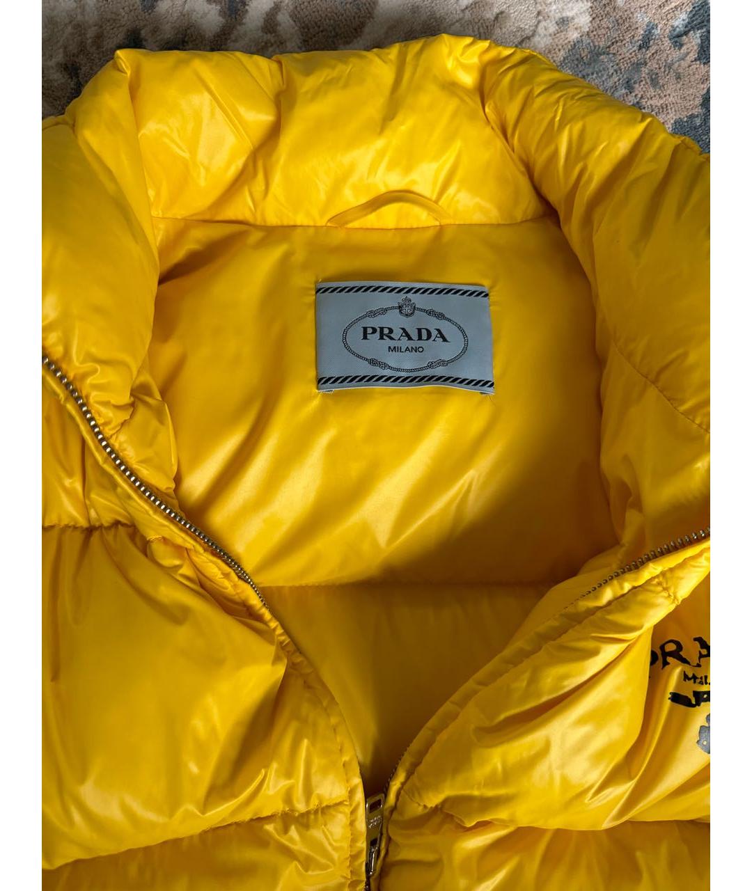 PRADA Горчичный полиэстеровый пуховик, фото 5
