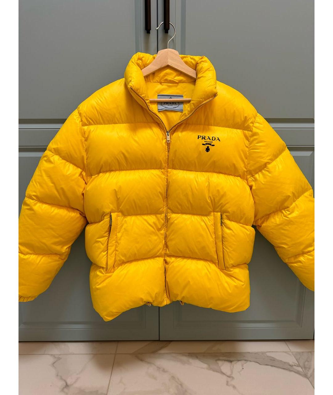 PRADA Горчичный полиэстеровый пуховик, фото 2