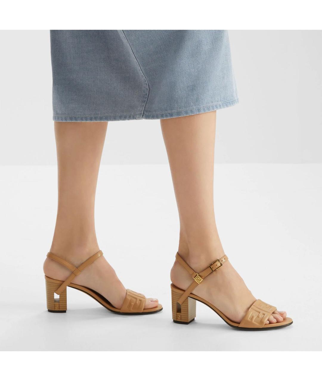FENDI Бежевые кожаные босоножки, фото 2