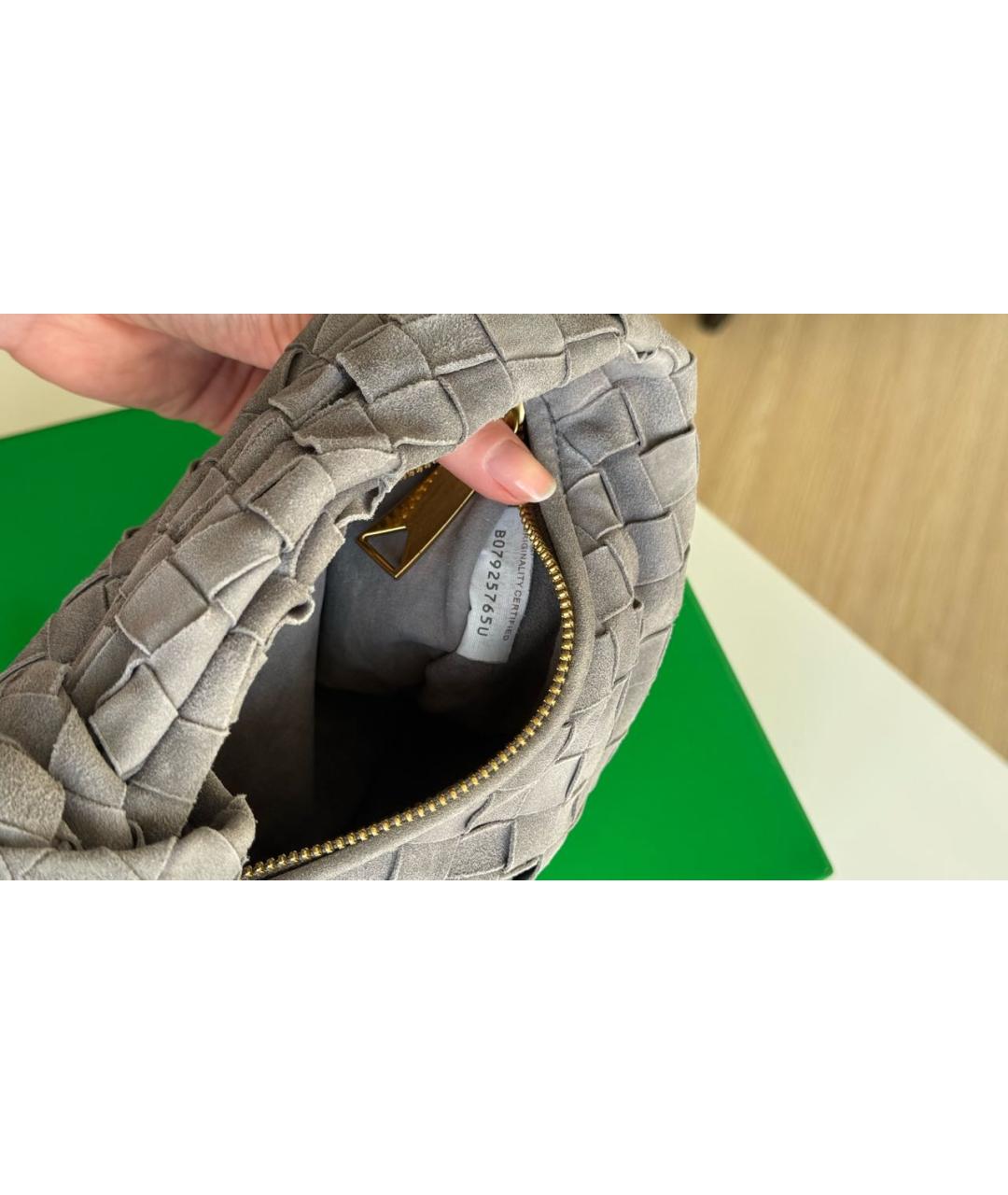 BOTTEGA VENETA Серая замшевая сумка с короткими ручками, фото 6