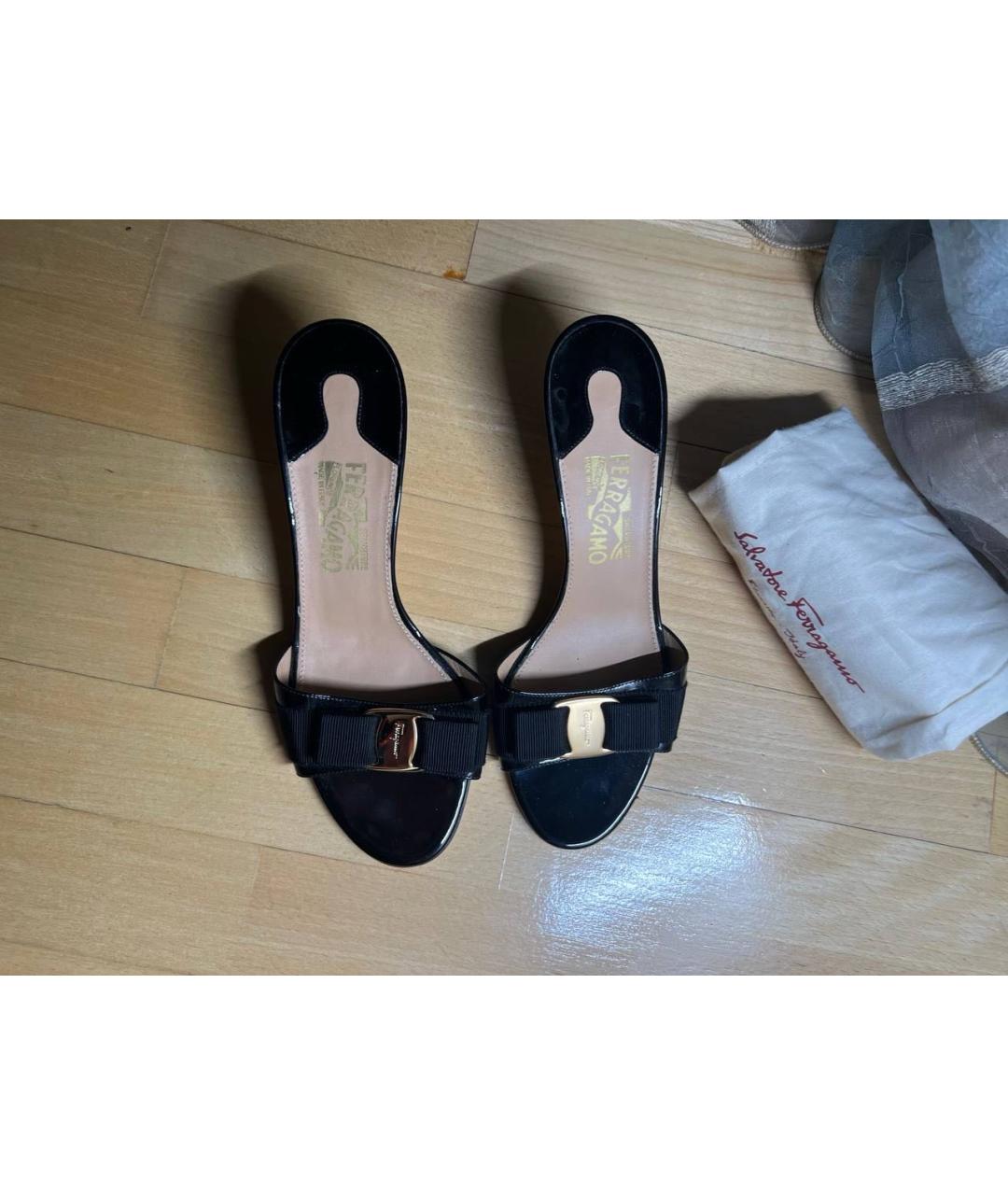 FERRAGAMO Черные босоножки из лакированной кожи, фото 3