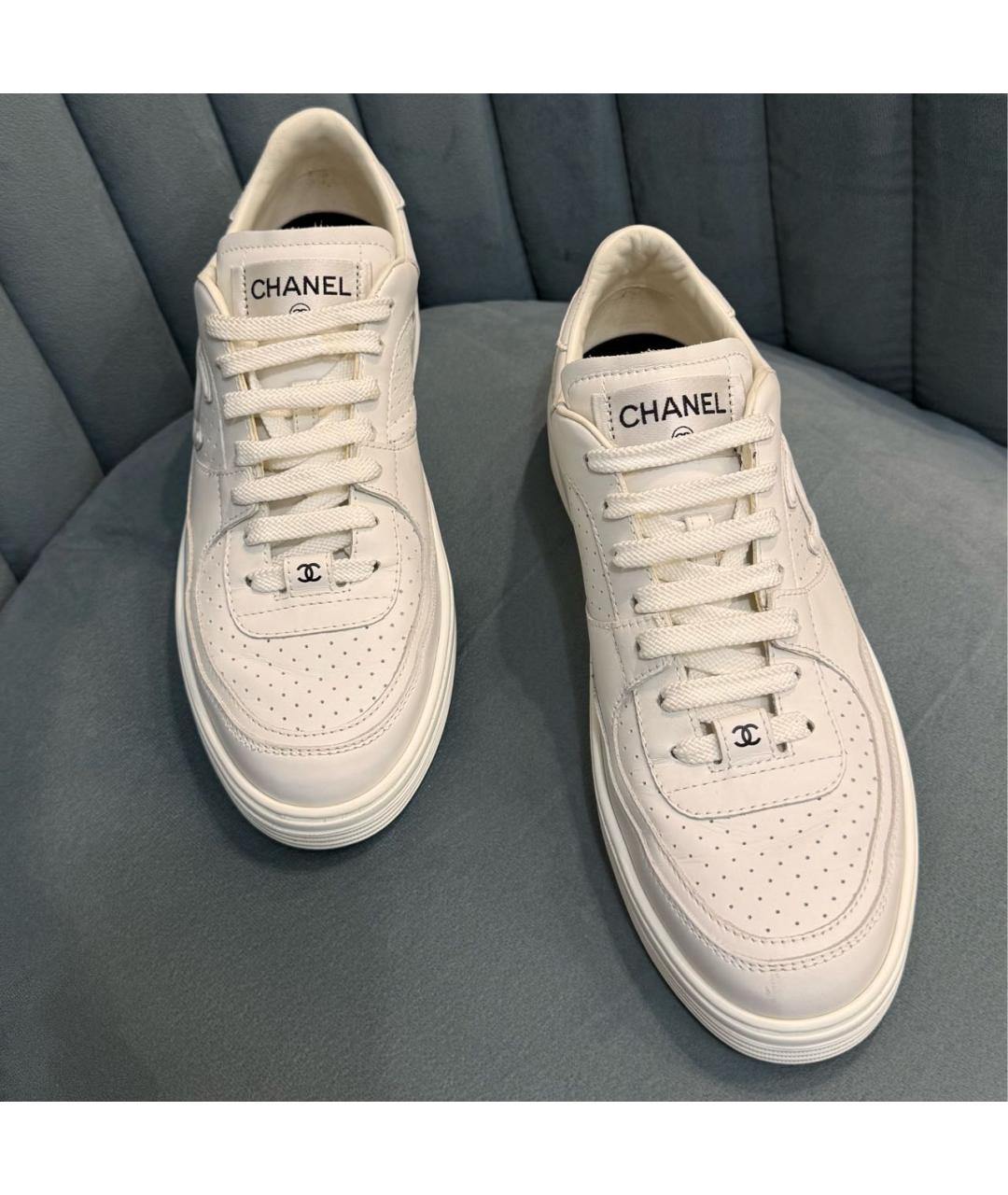 CHANEL Белые кожаные кроссовки, фото 2