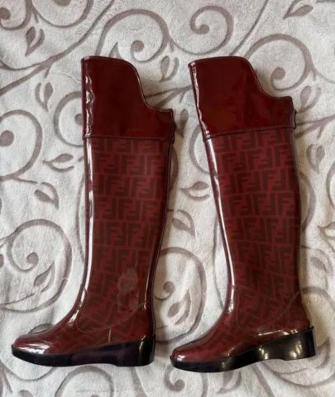 FENDI Бордовые резиновые ботфорты, фото 2