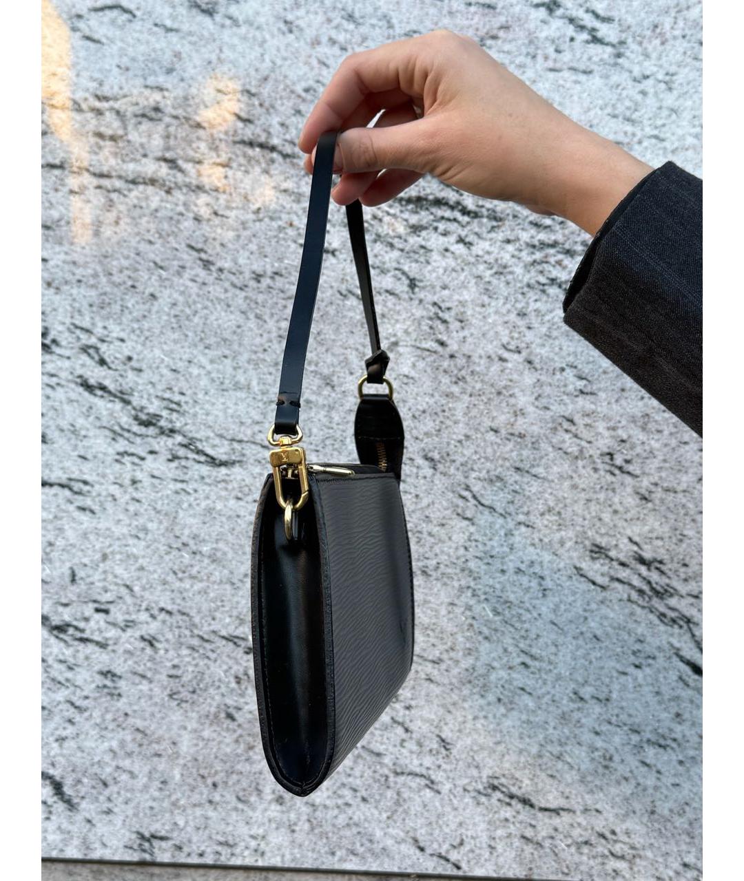 LOUIS VUITTON Черная кожаная сумка с короткими ручками, фото 6