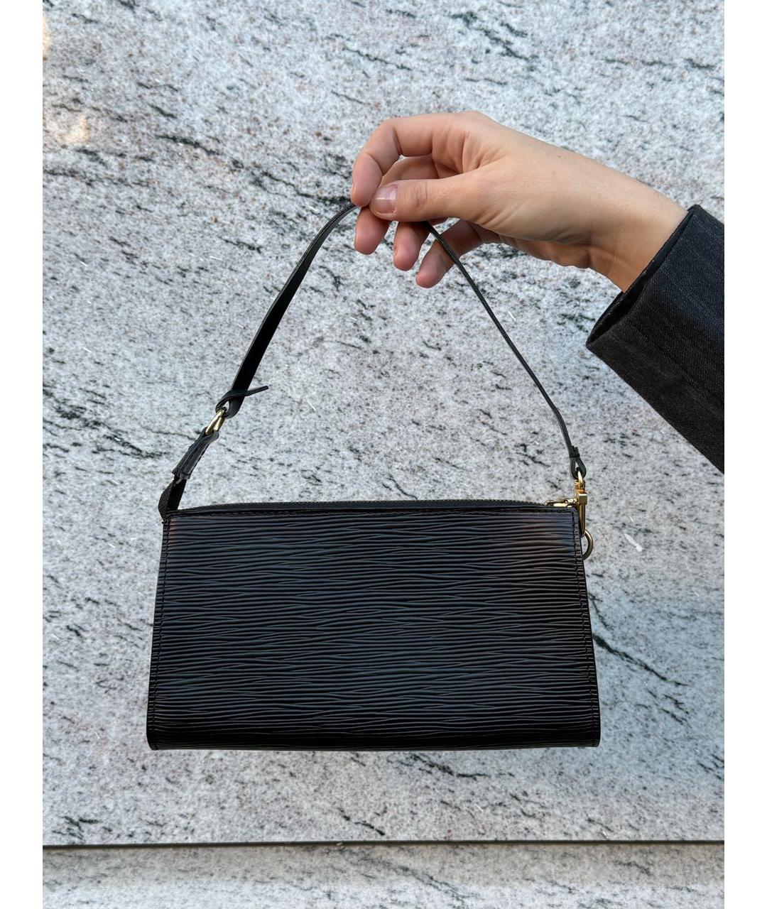 LOUIS VUITTON Черная кожаная сумка с короткими ручками, фото 4