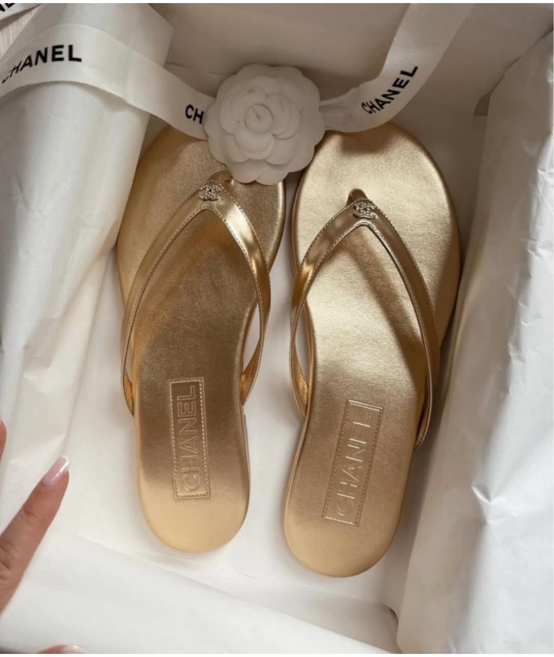 CHANEL Золотые кожаные шлепанцы, фото 3