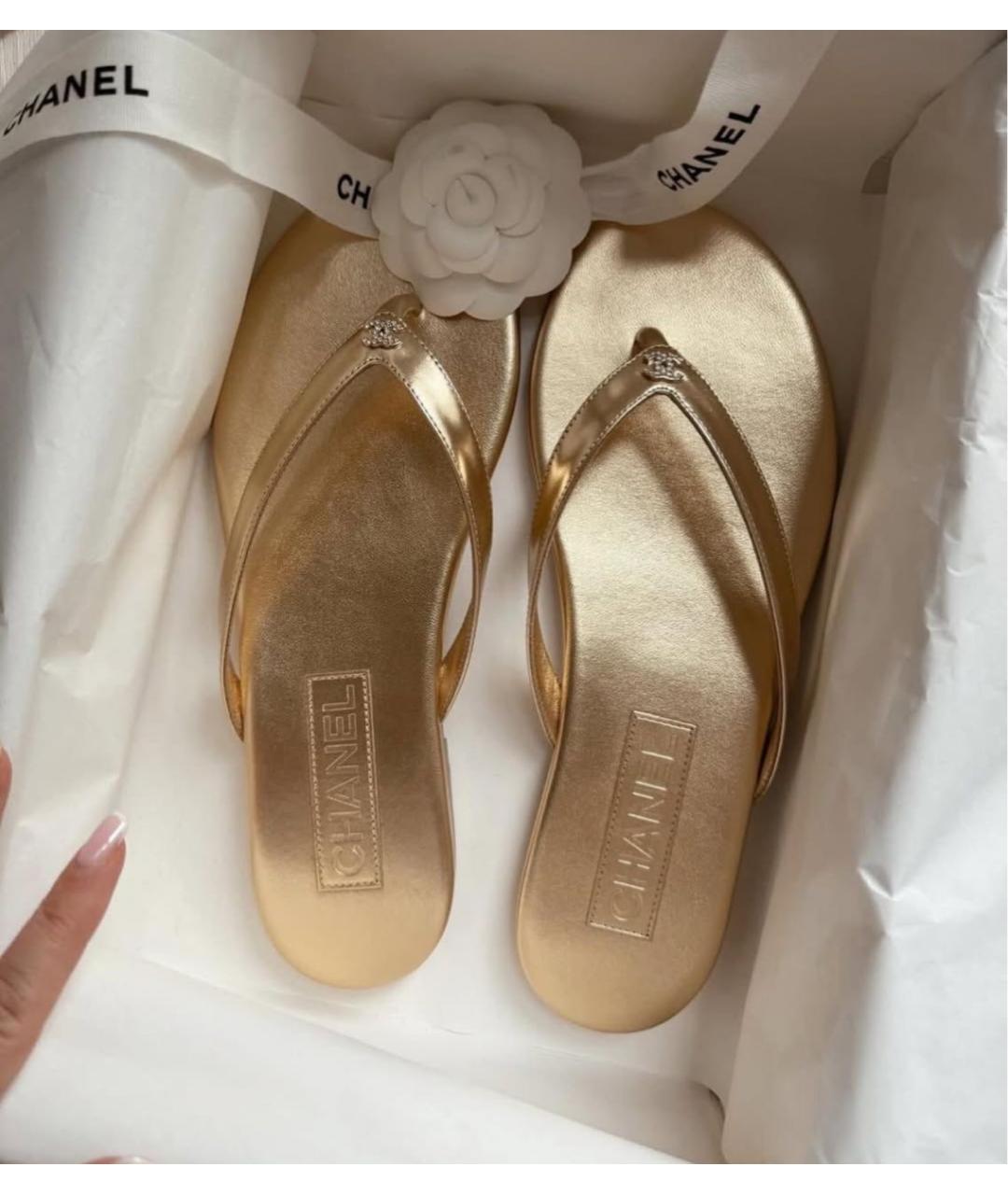 CHANEL Золотые кожаные шлепанцы, фото 2