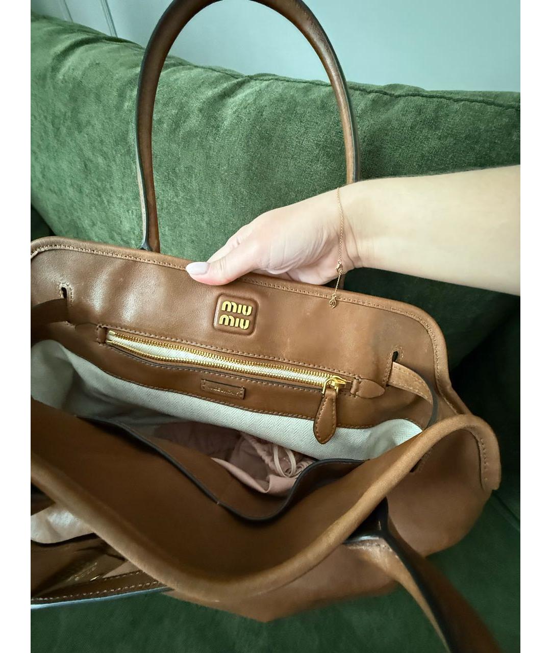 MIU MIU Коричневая кожаная сумка с короткими ручками, фото 6