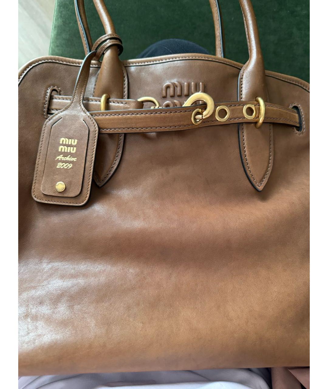 MIU MIU Коричневая кожаная сумка с короткими ручками, фото 5