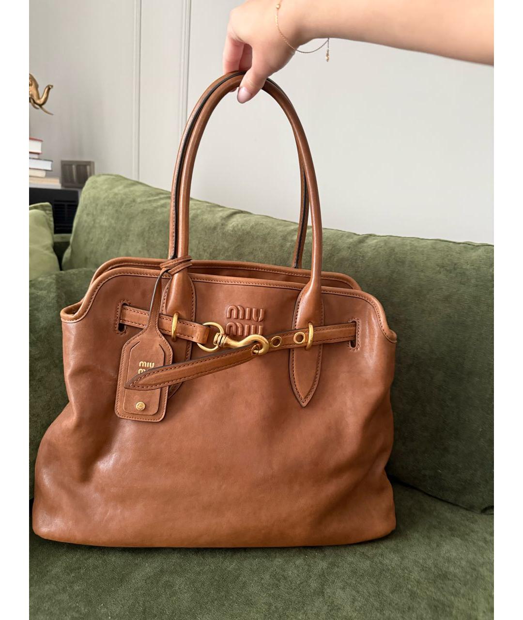 MIU MIU Коричневая кожаная сумка с короткими ручками, фото 2