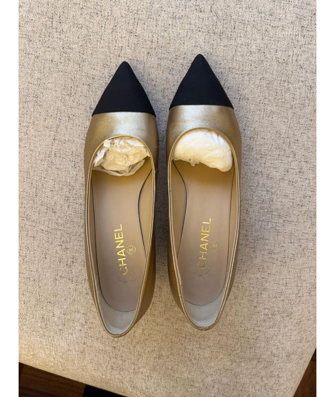 CHANEL Золотые кожаные туфли, фото 3