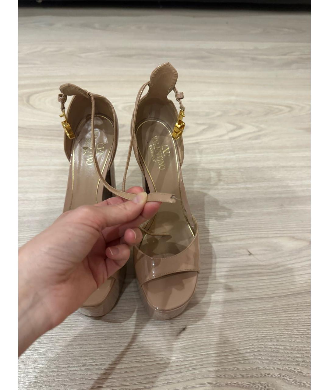 VALENTINO Бежевые босоножки из лакированной кожи, фото 5