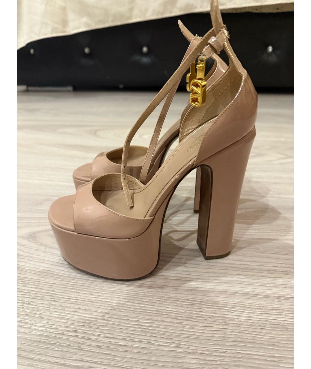 VALENTINO Бежевые босоножки из лакированной кожи, фото 6