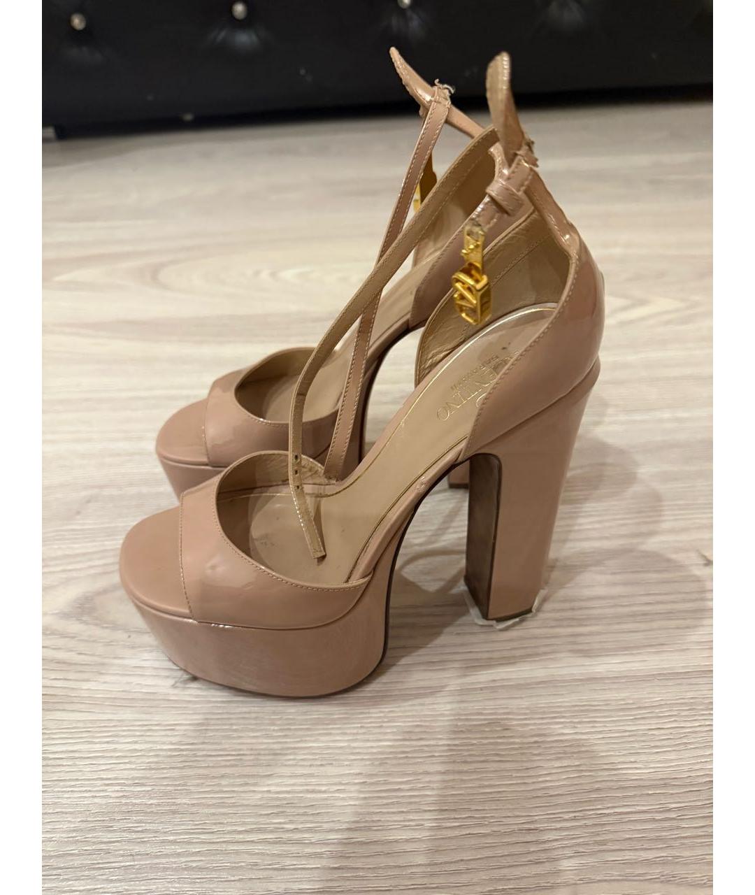 VALENTINO Бежевые босоножки из лакированной кожи, фото 3