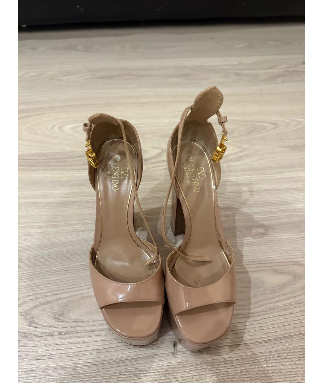 VALENTINO Бежевые босоножки из лакированной кожи, фото 2