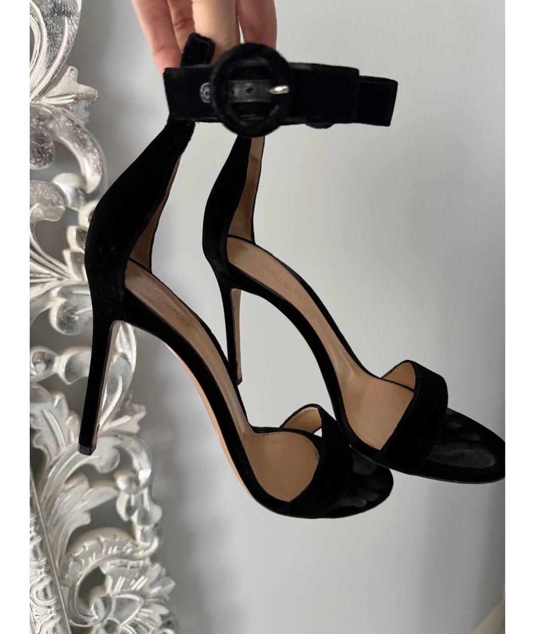 GIANVITO ROSSI Черные бархатные босоножки, фото 5