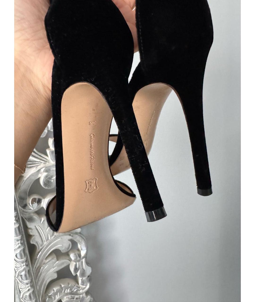 GIANVITO ROSSI Черные бархатные босоножки, фото 6