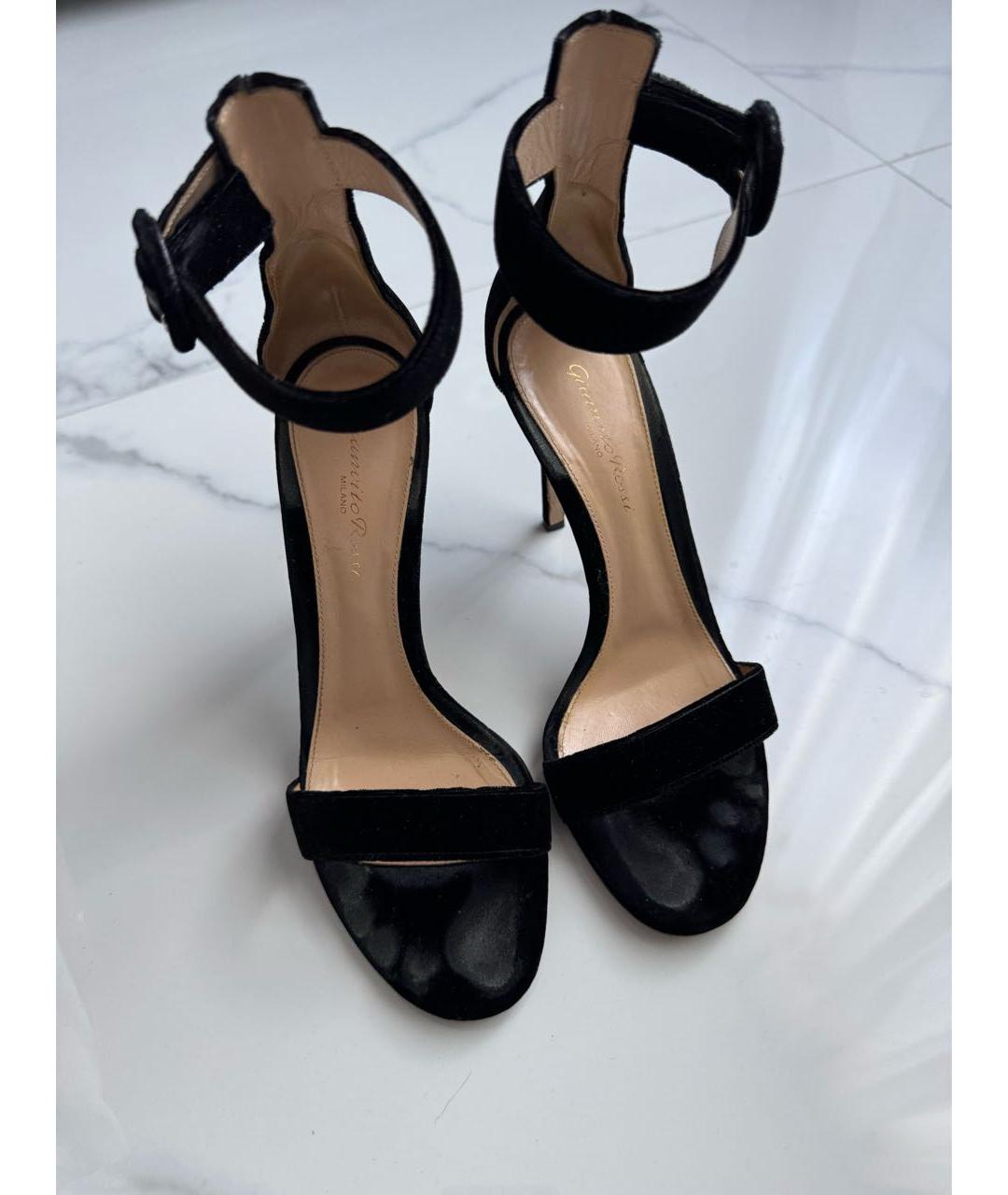 GIANVITO ROSSI Черные бархатные босоножки, фото 2