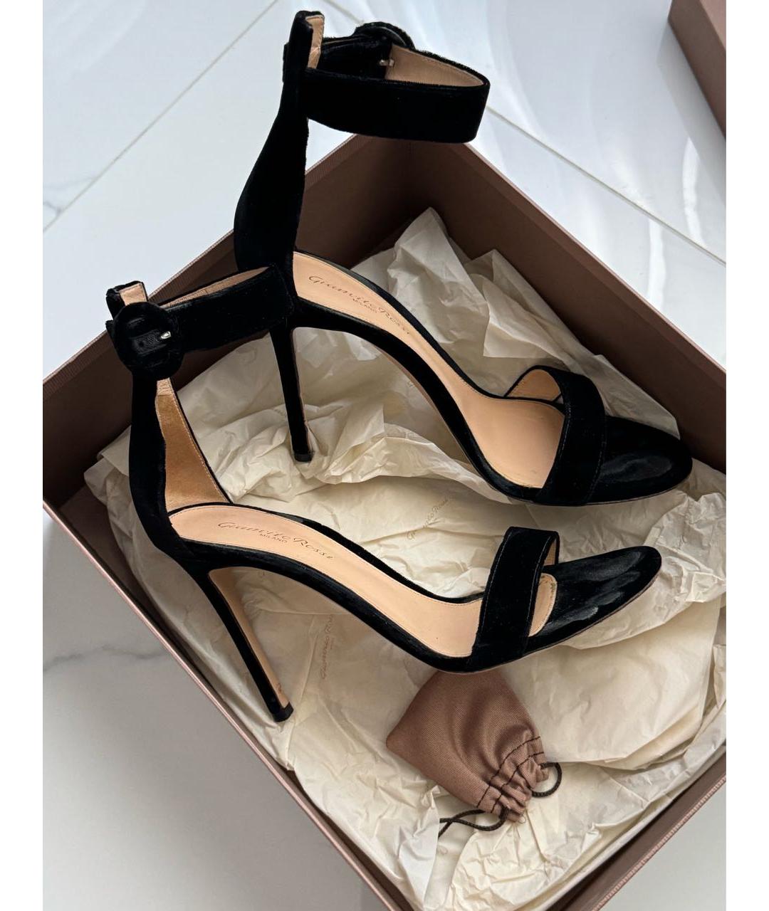 GIANVITO ROSSI Черные бархатные босоножки, фото 4