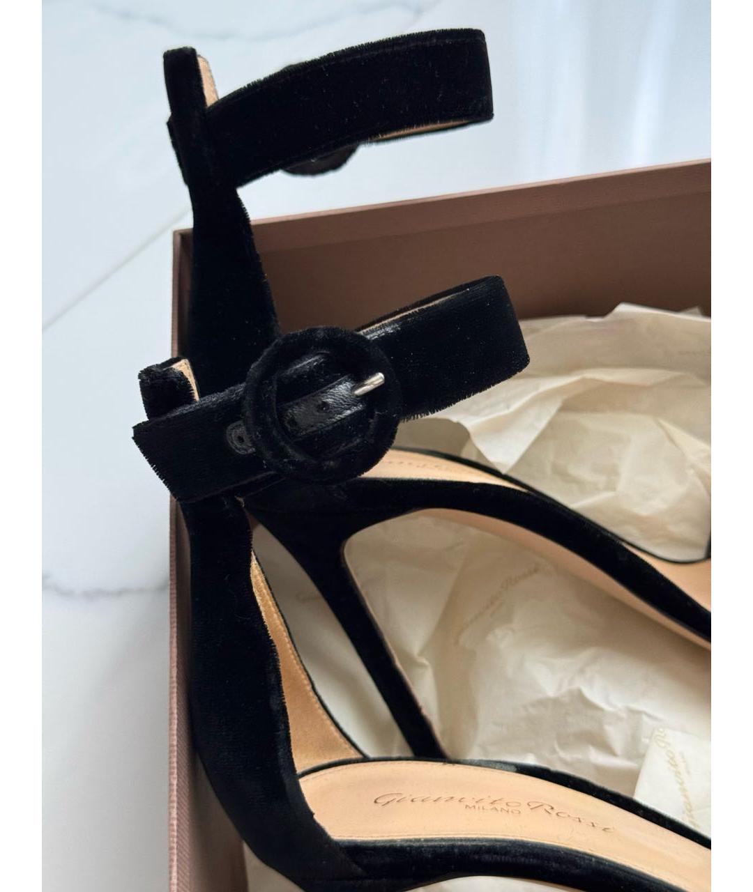 GIANVITO ROSSI Черные бархатные босоножки, фото 3