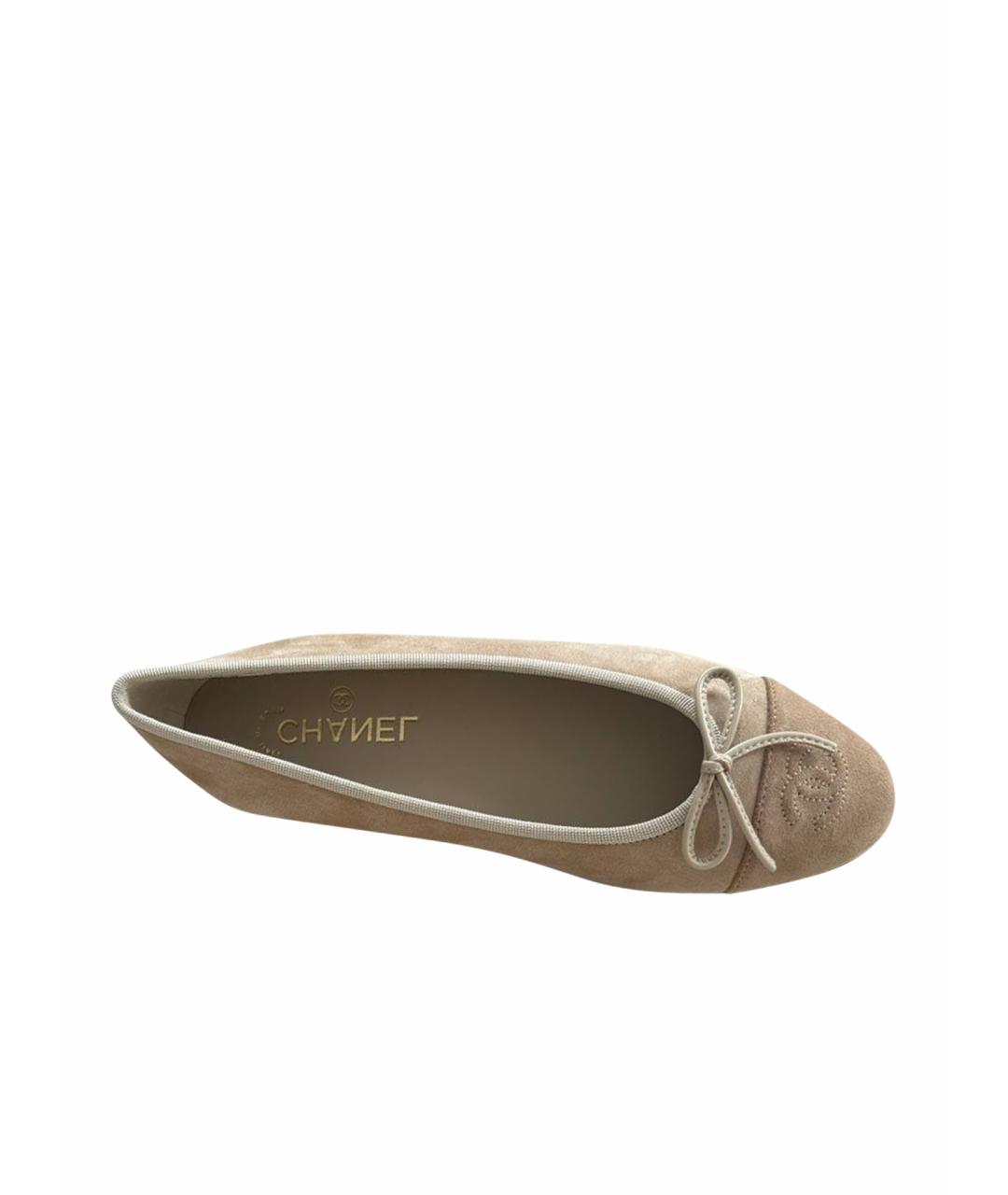 CHANEL Бежевые замшевые балетки, фото 1