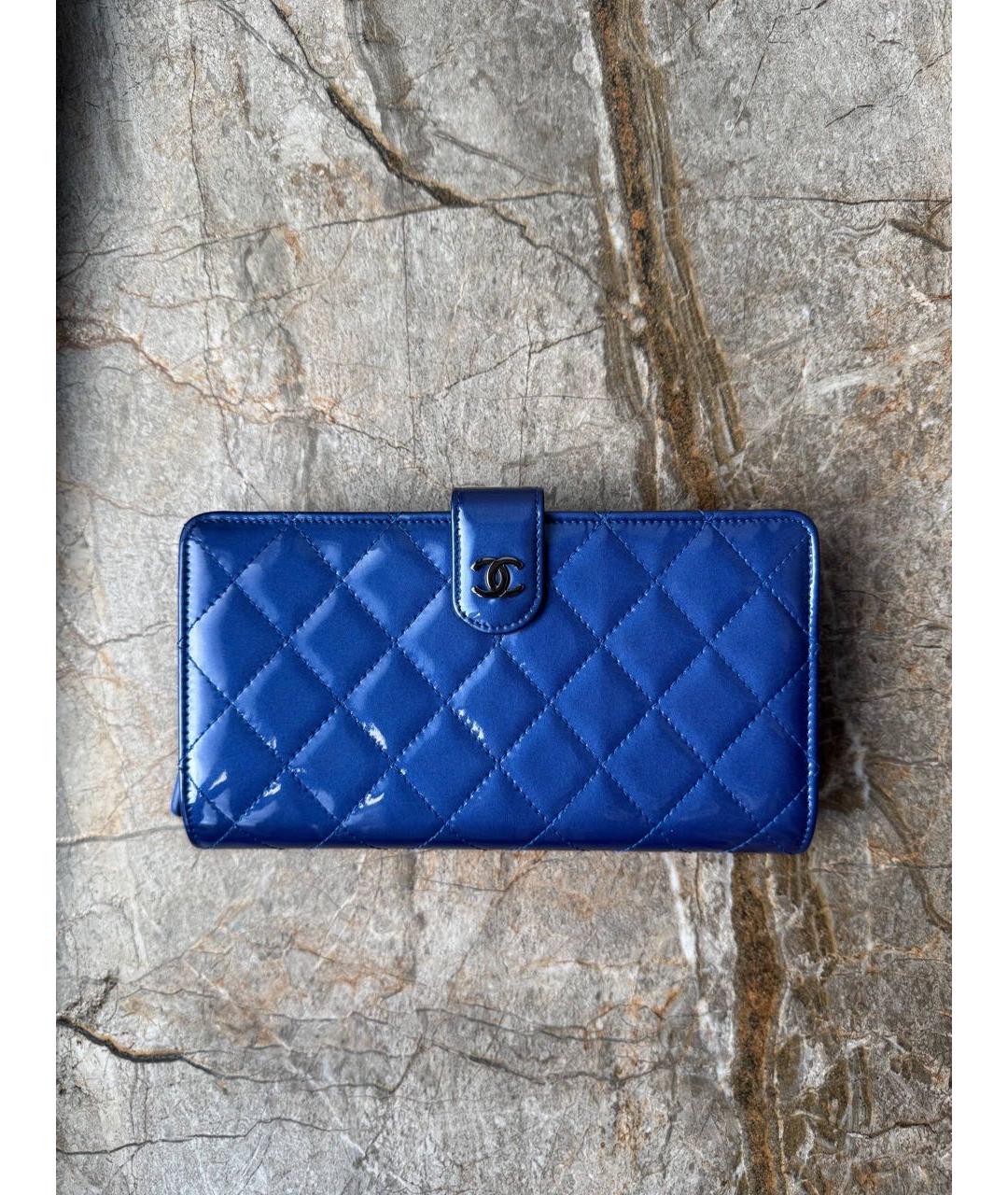 CHANEL Синий кошелек из лакированной кожи, фото 5