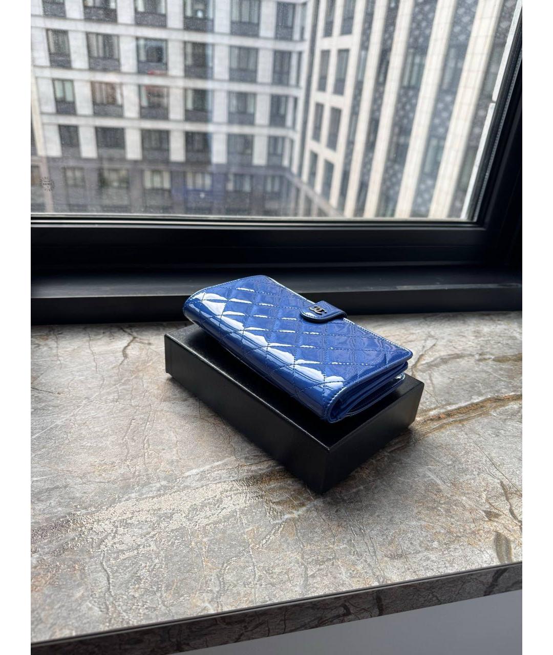 CHANEL Синий кошелек из лакированной кожи, фото 4
