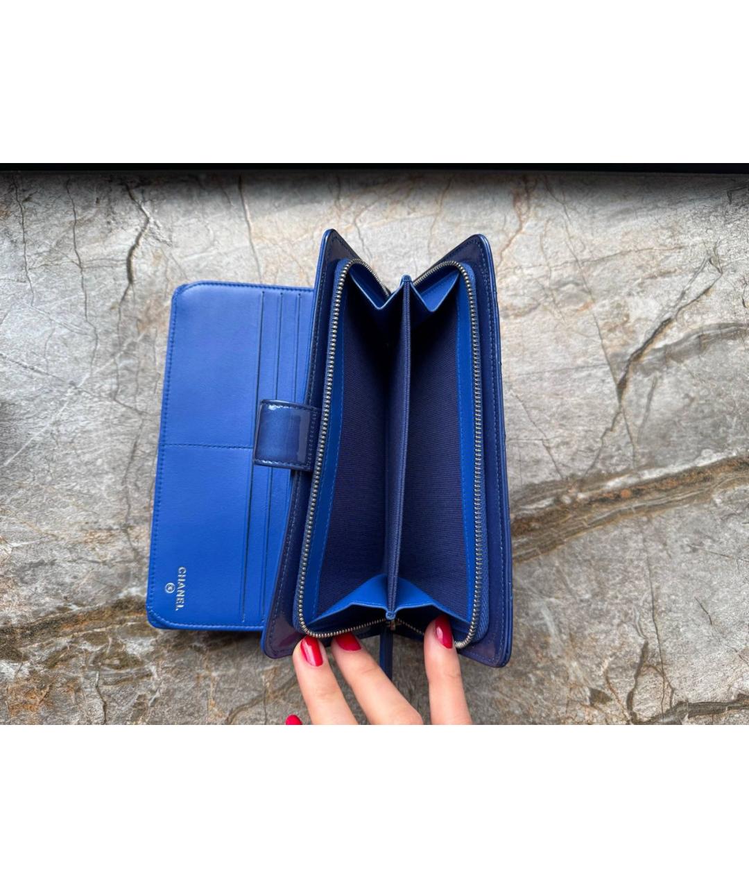 CHANEL Синий кошелек из лакированной кожи, фото 3