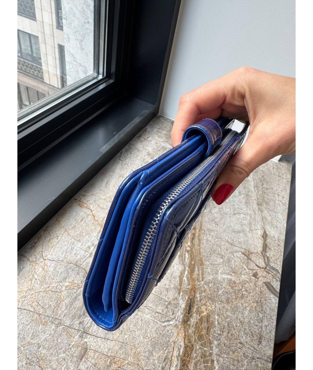 CHANEL Синий кошелек из лакированной кожи, фото 2