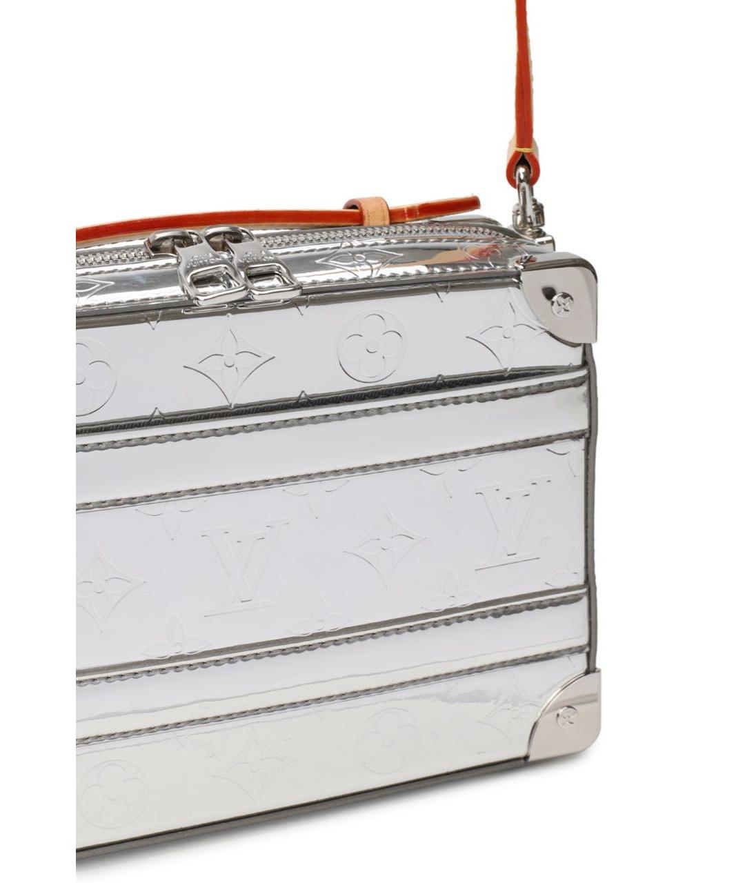 LOUIS VUITTON Серебряная сумка через плечо из лакированной кожи, фото 5