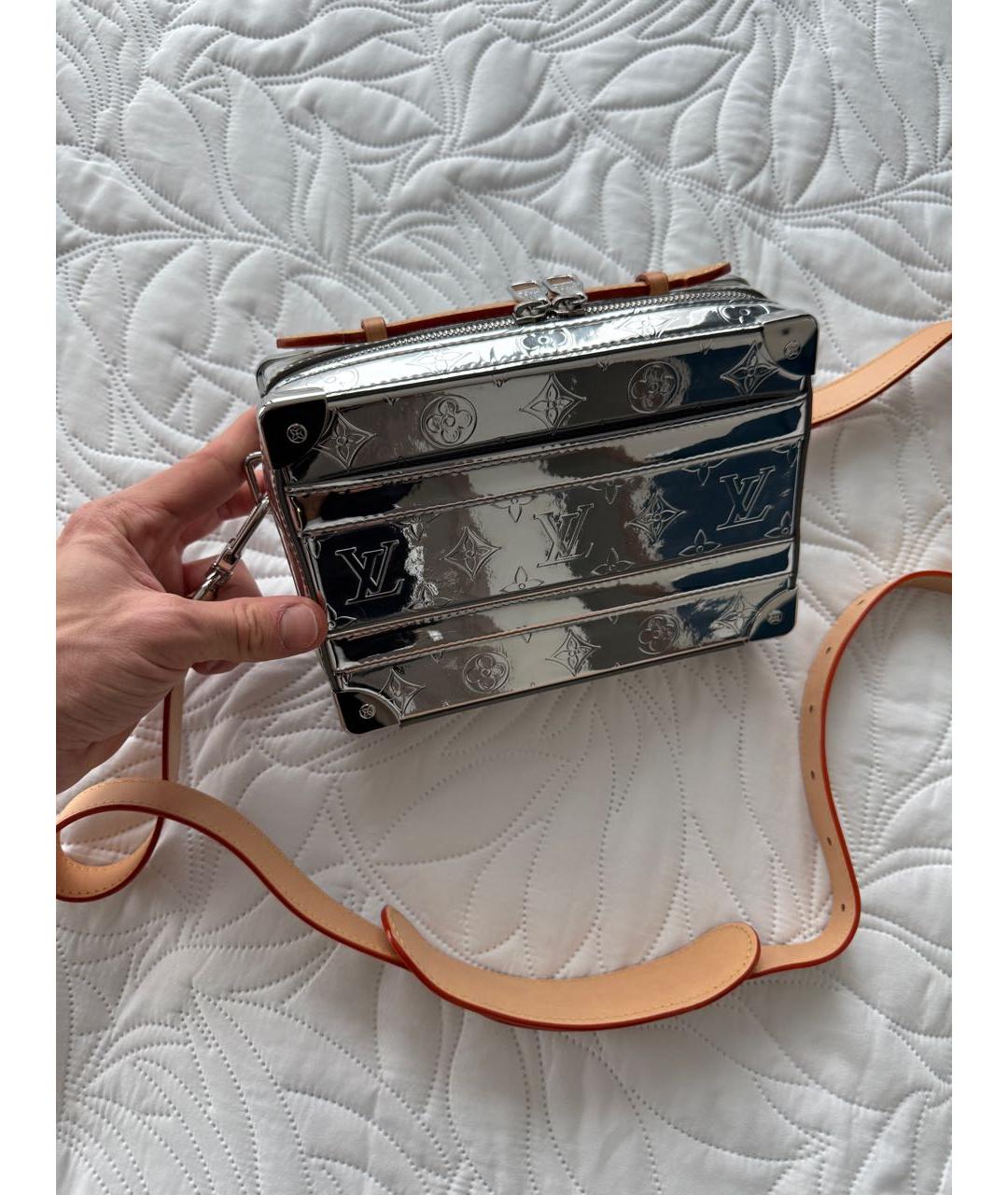 LOUIS VUITTON Серебряная сумка через плечо из лакированной кожи, фото 8
