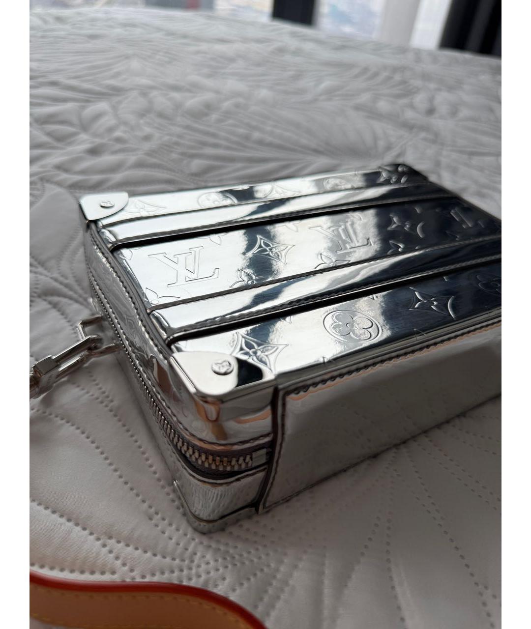 LOUIS VUITTON Серебряная сумка через плечо из лакированной кожи, фото 7