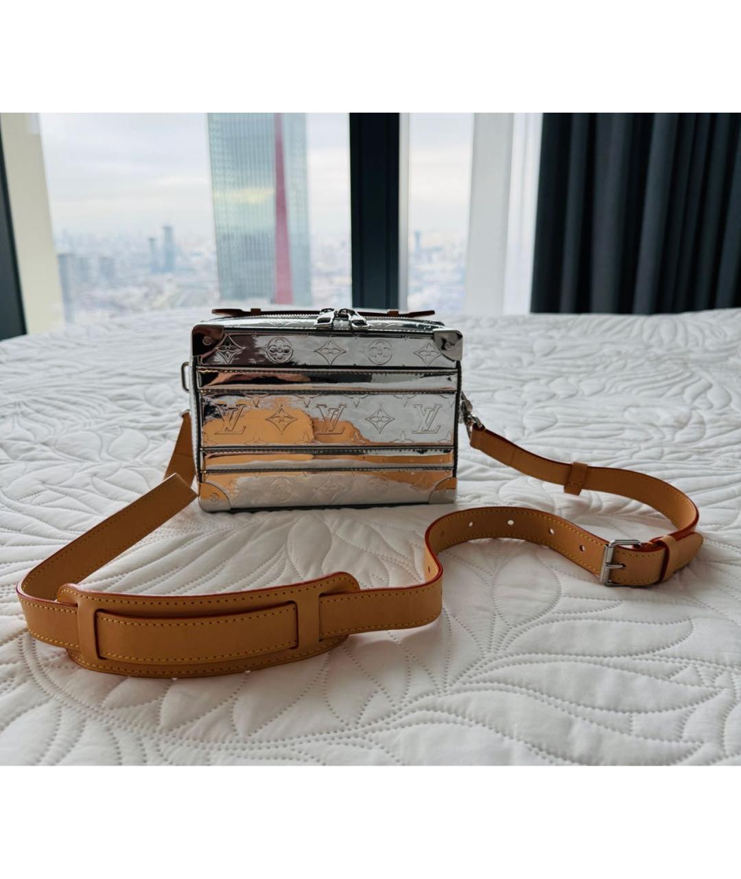 LOUIS VUITTON Серебряная сумка через плечо из лакированной кожи, фото 3