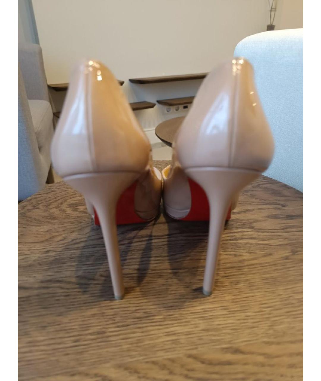 CHRISTIAN LOUBOUTIN Бежевые туфли из лакированной кожи, фото 4