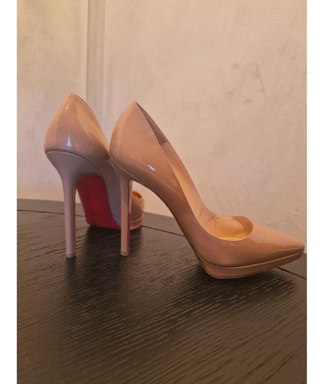 CHRISTIAN LOUBOUTIN Бежевые туфли из лакированной кожи, фото 6