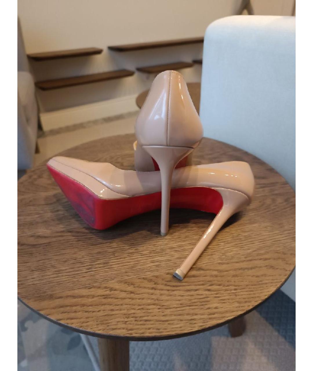 CHRISTIAN LOUBOUTIN Бежевые туфли из лакированной кожи, фото 5