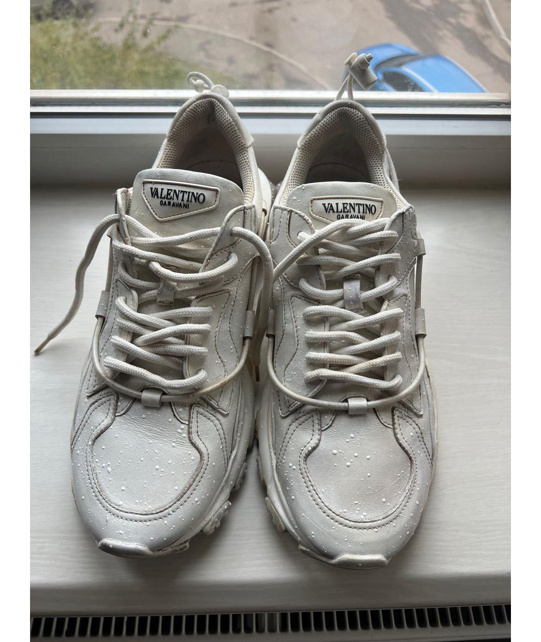 VALENTINO Белые кожаные низкие кроссовки / кеды, фото 2