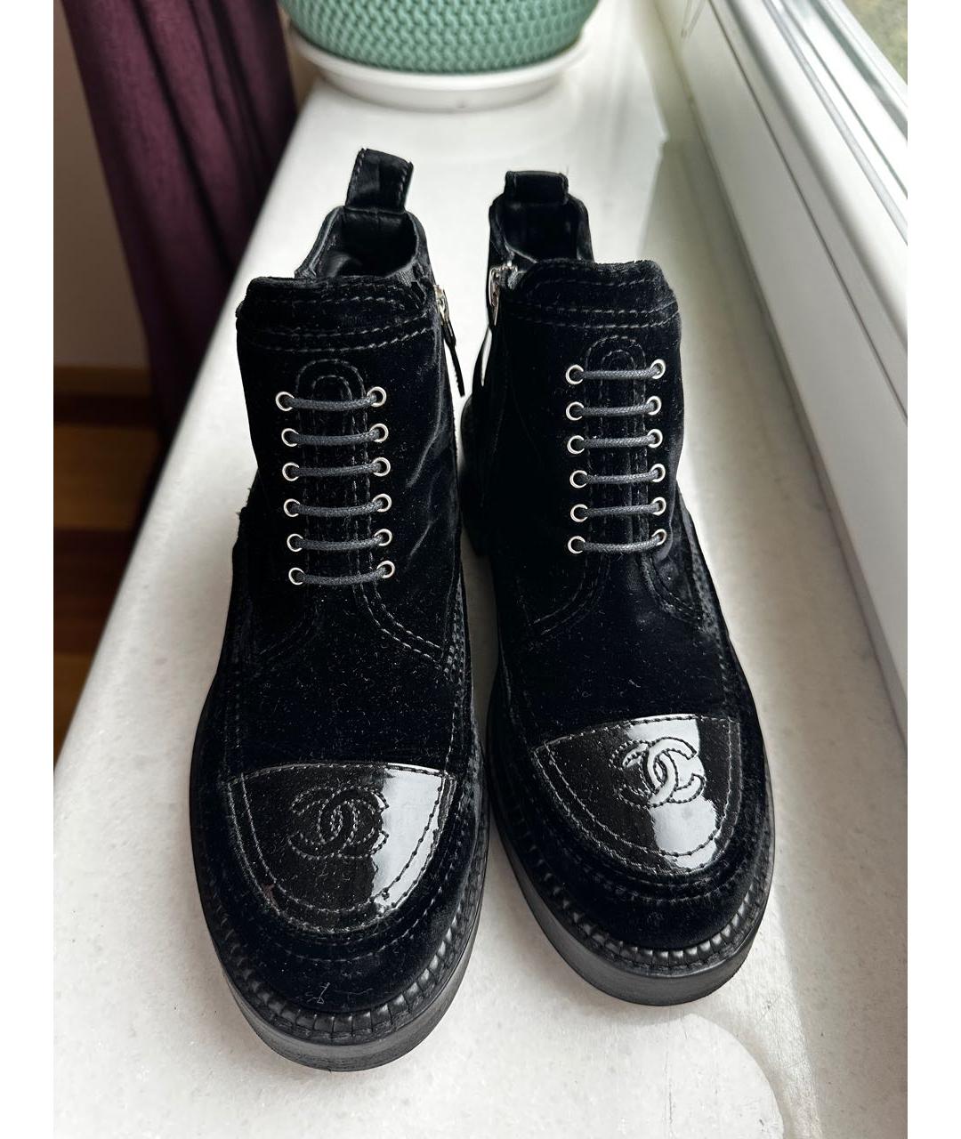 CHANEL Черные бархатные ботинки, фото 3