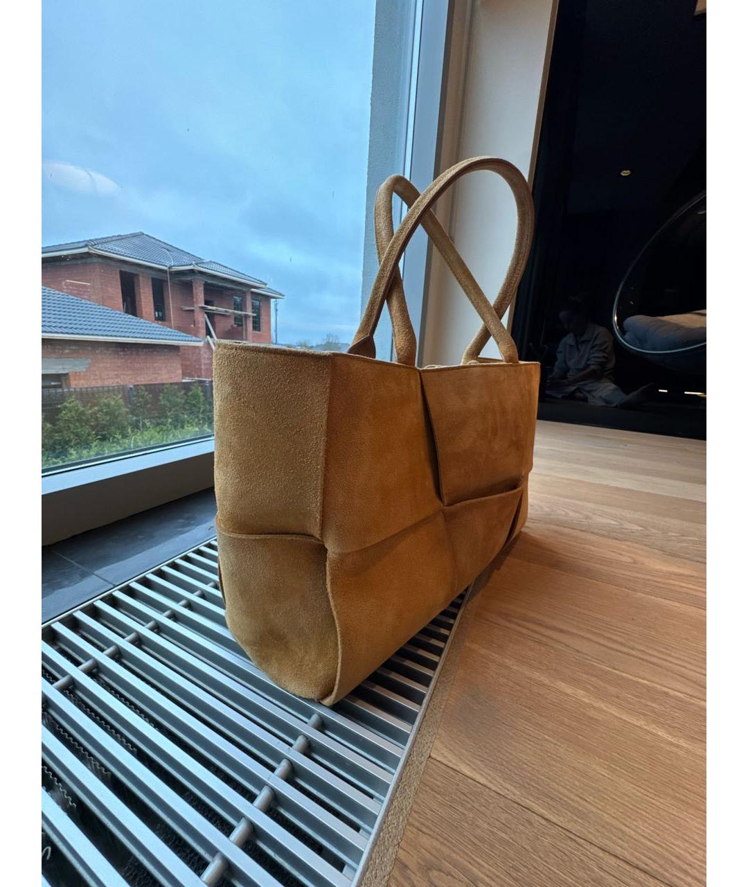 BOTTEGA VENETA Бежевая замшевая сумка тоут, фото 2