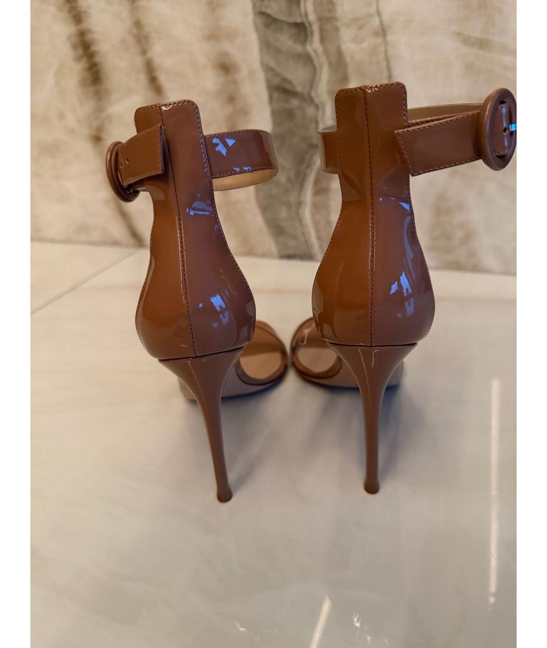 GIANVITO ROSSI Бежевые босоножки из лакированной кожи, фото 4