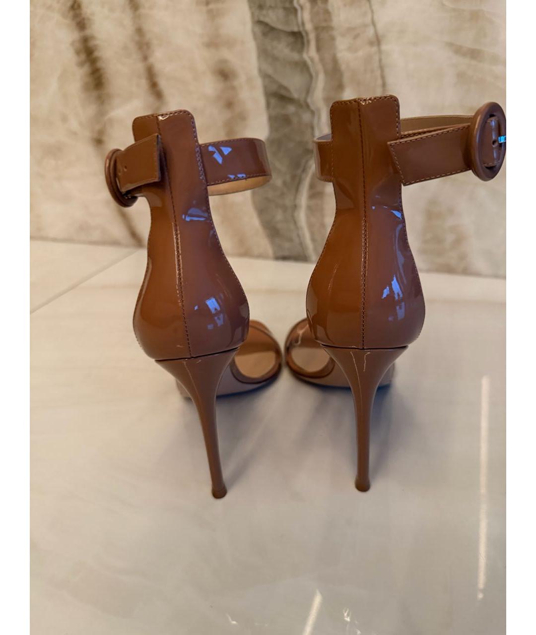 GIANVITO ROSSI Бежевые босоножки из лакированной кожи, фото 3