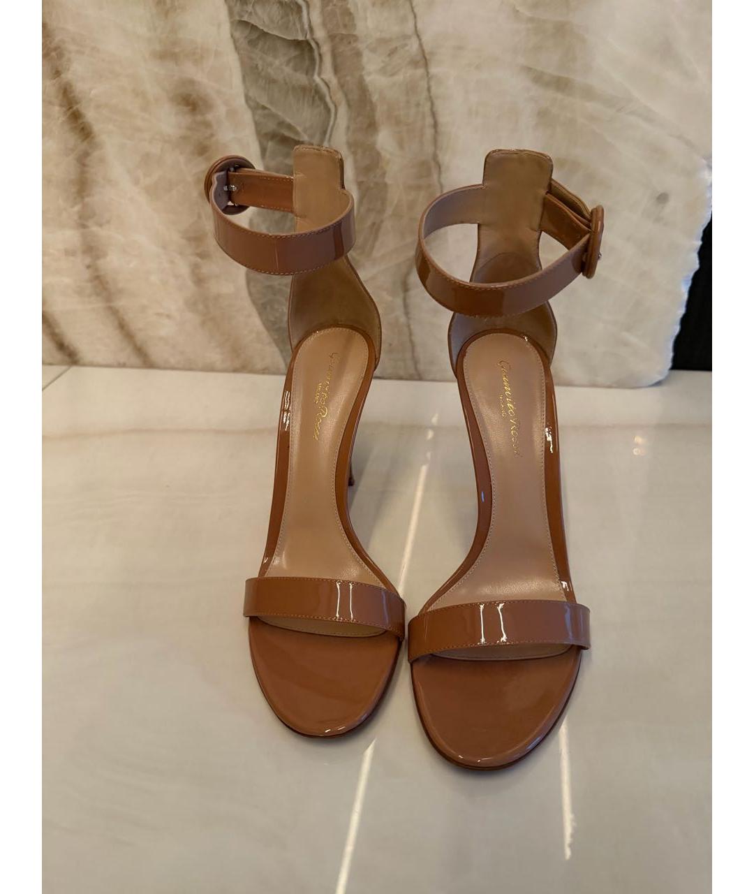 GIANVITO ROSSI Бежевые босоножки из лакированной кожи, фото 2