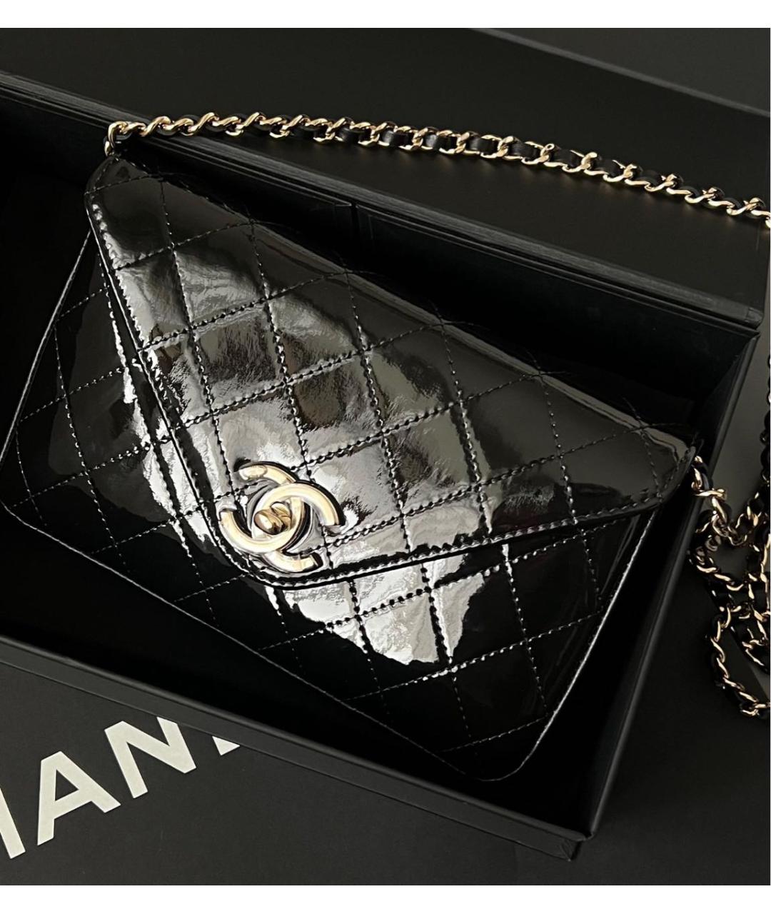 CHANEL Черная сумка через плечо из лакированной кожи, фото 2