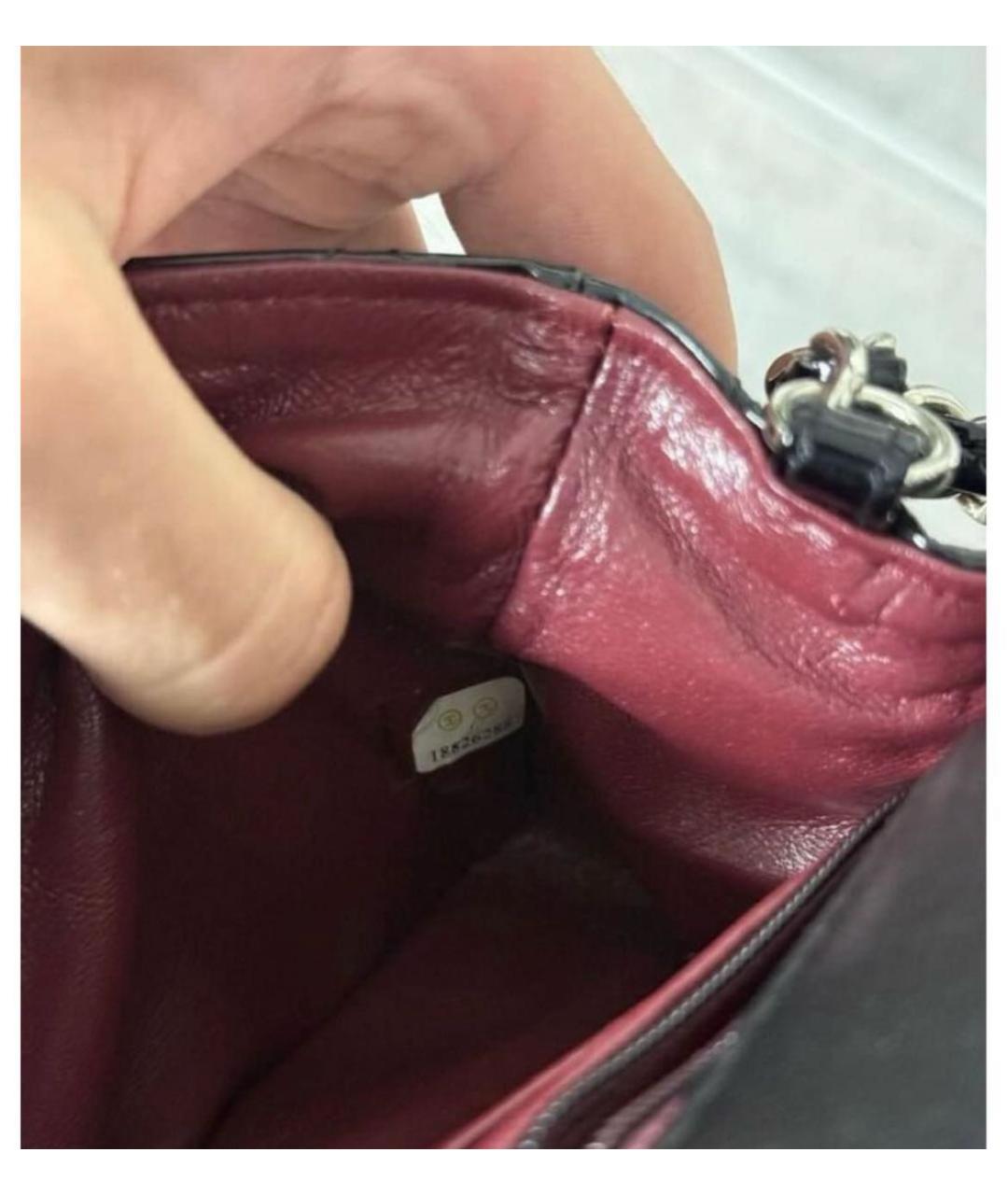 CHANEL Черная сумка через плечо из лакированной кожи, фото 4