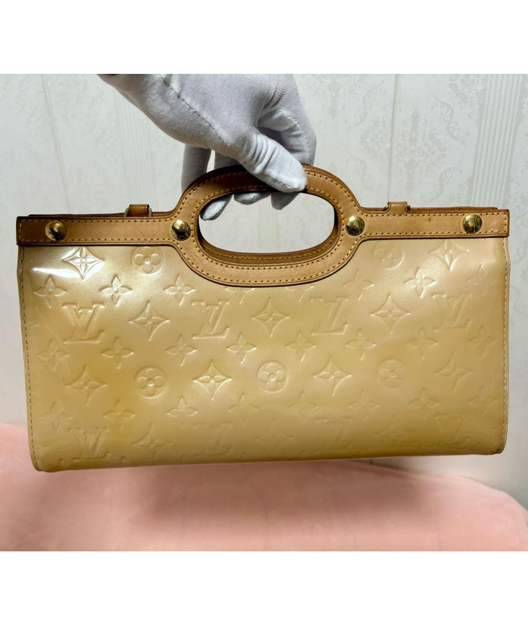 LOUIS VUITTON Золотая сумка с короткими ручками из лакированной кожи, фото 2