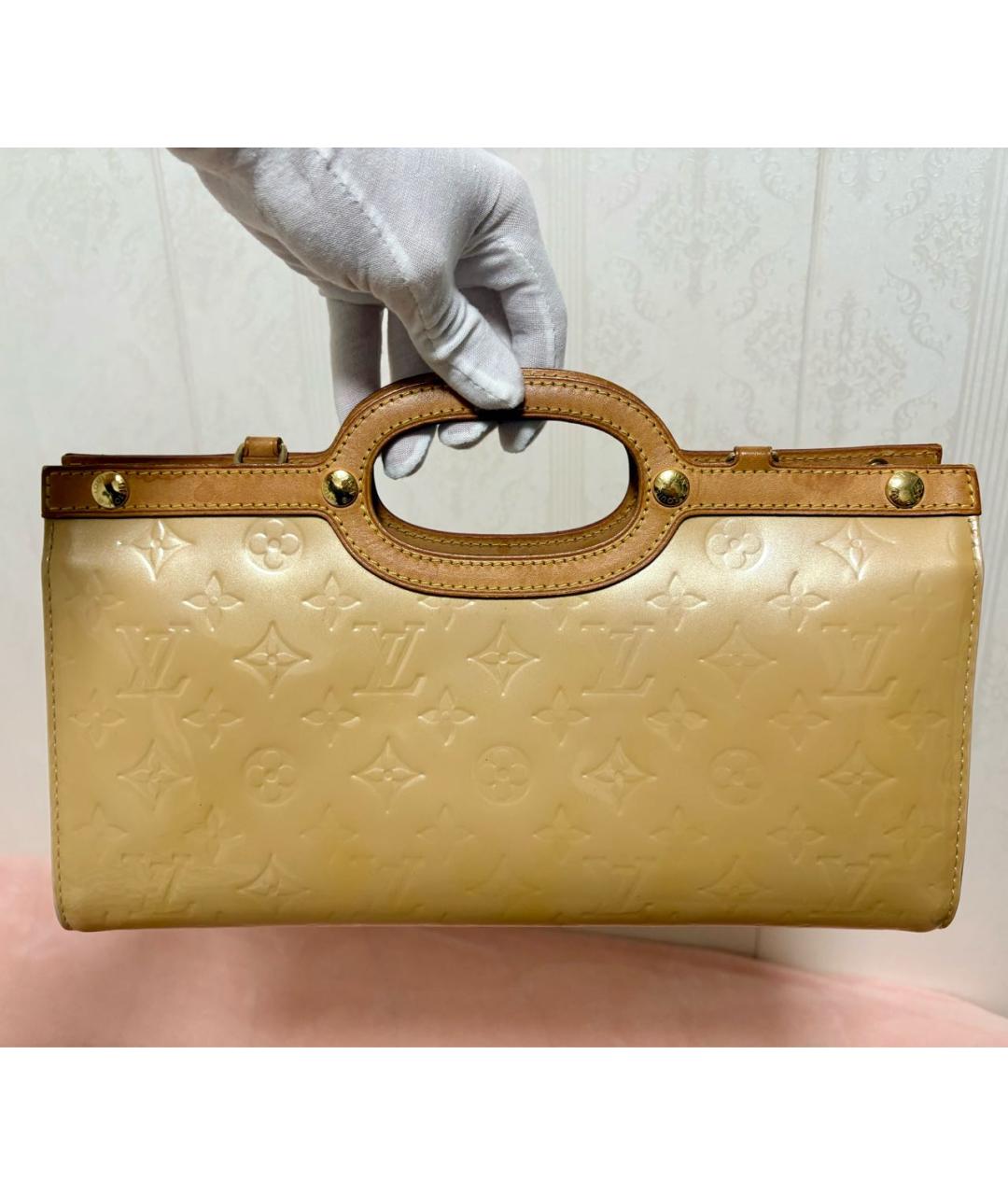 LOUIS VUITTON Золотая сумка с короткими ручками из лакированной кожи, фото 3